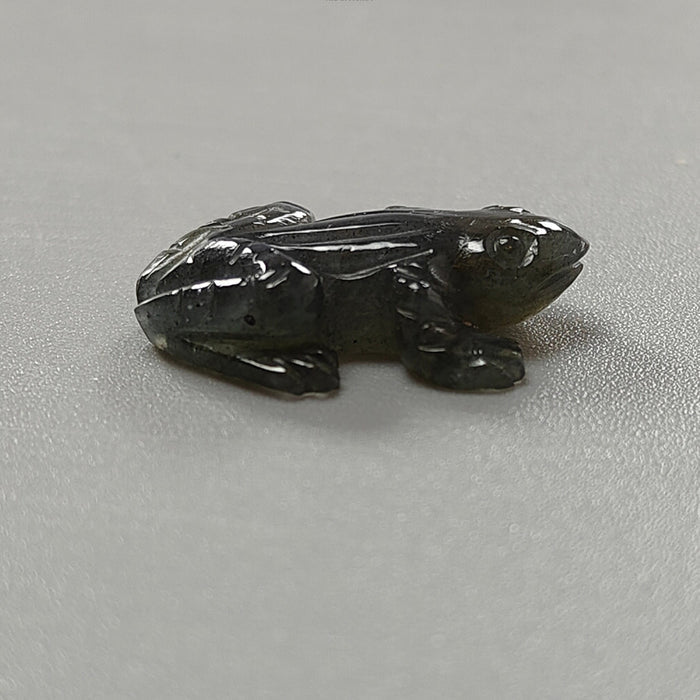 ブルーラブラドライトのカエル彫刻