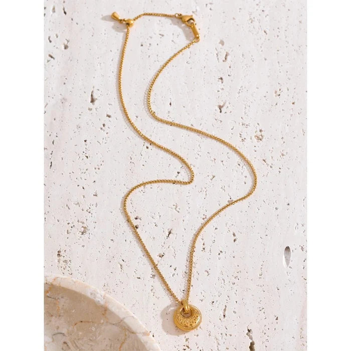 Textured Donut Pendant Necklace | 18K PVD Gold Plated Stainless Steel Jewelry - The PM Edit