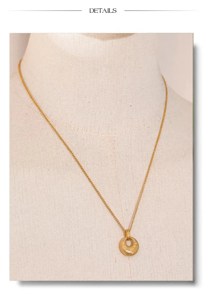 Textured Donut Pendant Necklace | 18K PVD Gold Plated Stainless Steel Jewelry - The PM Edit
